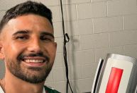 Zagueiro do Fluminense relata invasão de morador de rua a quarto de hotel