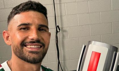 Ignacio com o prêmio de melhor em campo de Fluminense 0 x 0 Mamelodi Sundowns