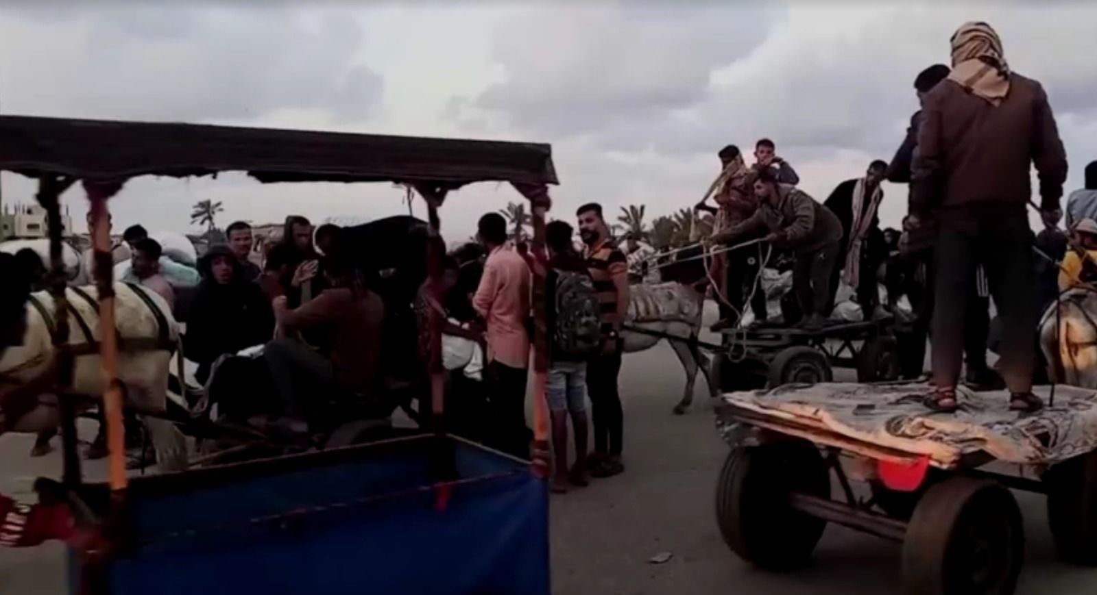 Vítimas transportadas para hospitais de Gaza após relatos de fogo israelense perto de local de distribuição de ajuda