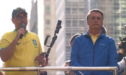 Flávio: Aposentados foram roubados e condenam quem suja estátua de batom
