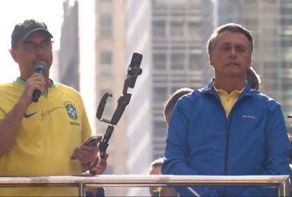 Flávio promove vigília em oração por Bolsonaro