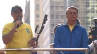 Flávio: Aposentados foram roubados e condenam quem suja estátua de batom