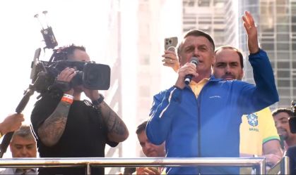 O ex-presidente Jair Bolsonaro discursa durante ato na Avenida Paulista