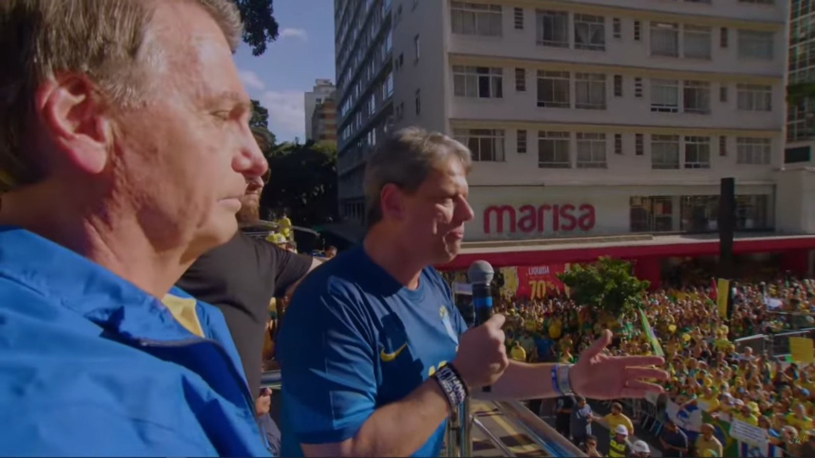 O governador do estado de São Paulo, Tarcísio de Freitas, discursa ao lado do ex-presidente Jair Bolsonaro durante ato na Avenida Paulista