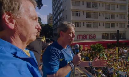 O governador do estado de São Paulo, Tarcísio de Freitas, discursa ao lado do ex-presidente Jair Bolsonaro durante ato na Avenida Paulista