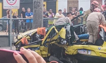Acidente envolvendo carros e moto deixa cinco feridos no centro do Rio