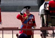 Rei Charles homenageia vítimas de acidente aéreo na Índia em parada militar