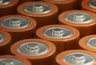 Duracell processa Energizer por alegação enganosa sobre duração de bateria
