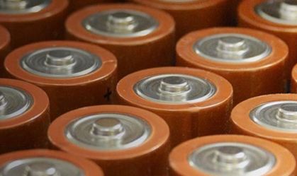 Duracell processa Energizer por alegação enganosa sobre duração de bateria