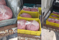 Carro atolado com 140 kg de carne moida estragada é apreendido em BH