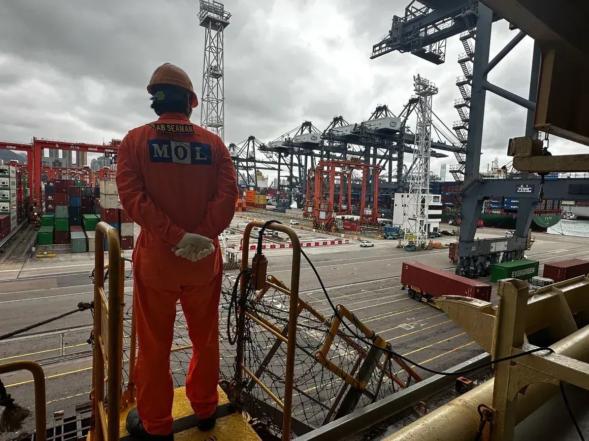 Um membro da tripulação a bordo do ONE Modern após atracar no Porto de Hong Kong no início de junho