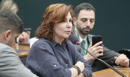 Em 24h, Zambelli perde redes, tem prisão decretada e novo inquérito