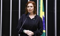 Pedido de extradição de Zambelli esbarra em falta de endereço