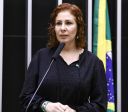 Moraes revoga bloqueio de redes sociais de Carla Zambelli