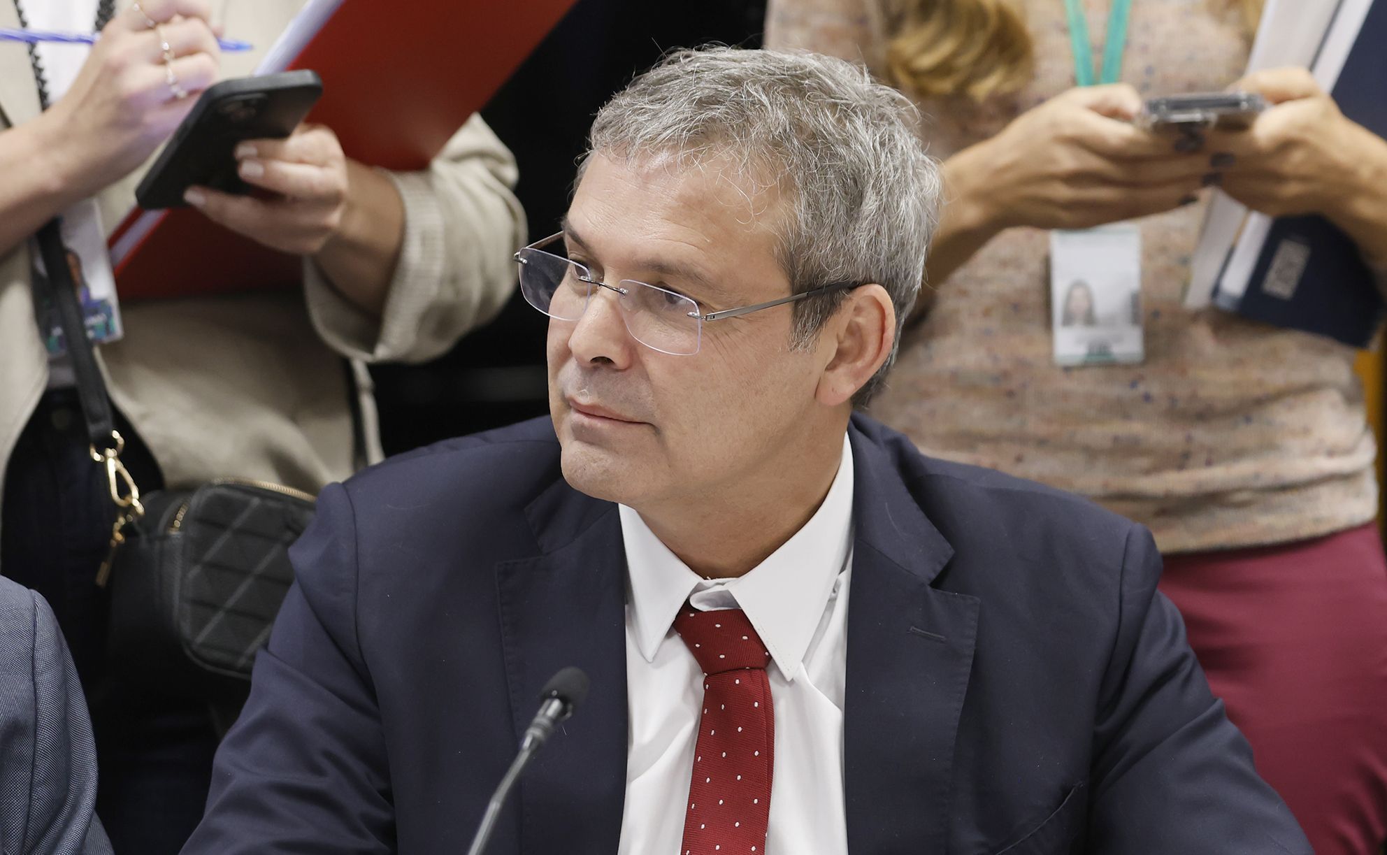 Entenda o que líder do pt pede na justiça contra eduardo e jair bolsonaro | cnn brasil