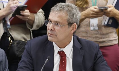 Entenda o que líder do PT pede na Justiça contra Eduardo e Jair Bolsonaro