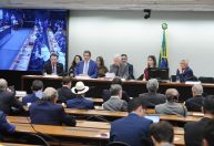 Apesar de resistência do Congresso, governo busca ajuste pela arrecadação