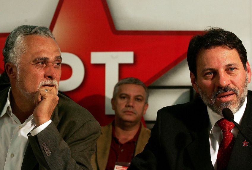 O presidente nacional do PT, José Genoino (e), e o secretário Delúbio Soares, durante coletiva de imprensa no Diretório do partido, no centro de São Paulo, nesta quarta-feira. Delúbio voltou a afirmar que o partido "não tem nenhuma participação" no esquema de compra de votos de parlamentares citado pelo presidente do PTB, Roberto Jefferson • 08/06/2005 - PAULO LIEBERT/ESTADÃO CONTEÚDO