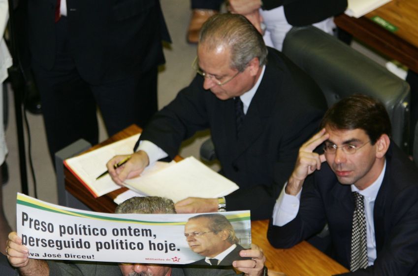 O deputado José Dirceu (PT-SP) (e), ao lado de seu advogado José Luis de Oliveira Lima (d), durante sessão que decide sobre seu processo de cassação, na Câmara dos Deputados, em Brasília • 30/11/2005 - :ED FERREIRA/ESTADÃO CONTEÚDO