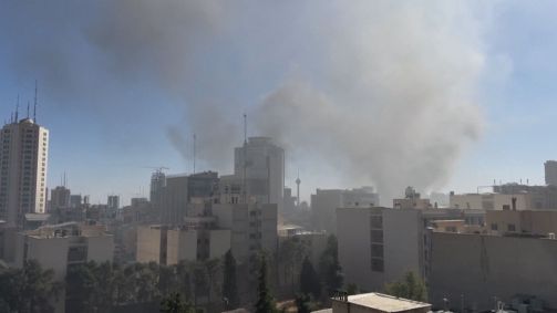 Fumaça causada pelo ataque a sede da polícia nacional do Ir