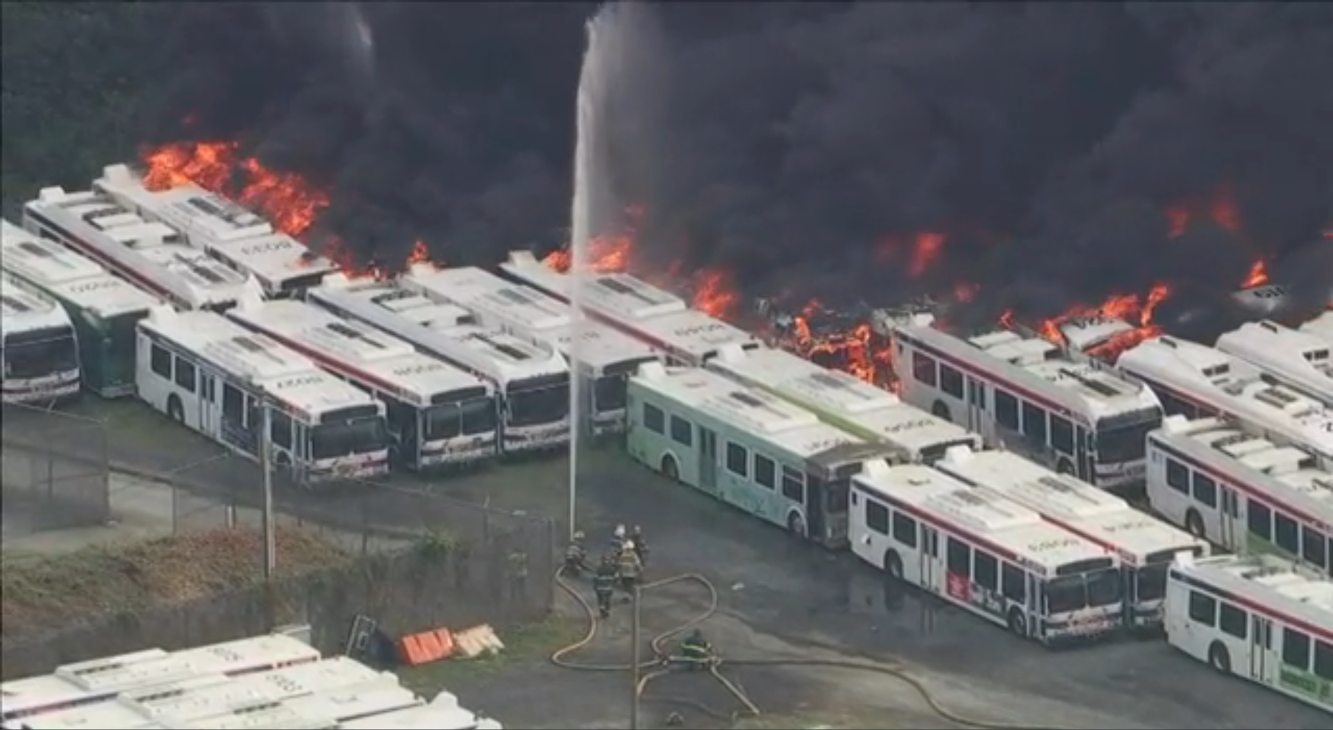 Incêndio em pátio de ônibus na Filadélfia, Estados Unidos