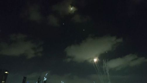 Interceptações de mísseis em Tel Aviv nesta terça-feira (17)