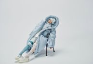 Jaqueta puffer "inteligente" usa luz e som para induzir sono