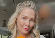 Atriz de "Barrados no Baile" faz 1º ensaio de lingerie aos 53 anos; veja