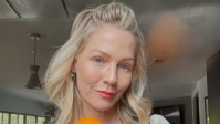 Atriz de "Barrados no Baile" faz 1º ensaio de lingerie aos 53 anos; veja