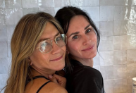 Jennifer Aniston posta clique inédito com Courteney Cox; veja