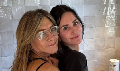 Jennifer Aniston posta clique inédito com Courteney Cox; veja