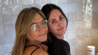 Jennifer Aniston posta clique inédito com Courteney Cox; veja