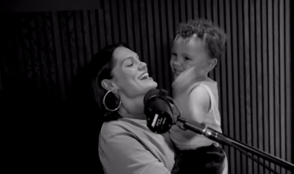 Em meio a tratamento, Jessie J lança canção com a participação do filho
