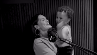 Em meio a tratamento, Jessie J lança canção com a participação do filho