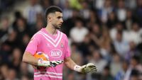 Barcelona contrata goleiro de clube rival por R$ 158 milhões