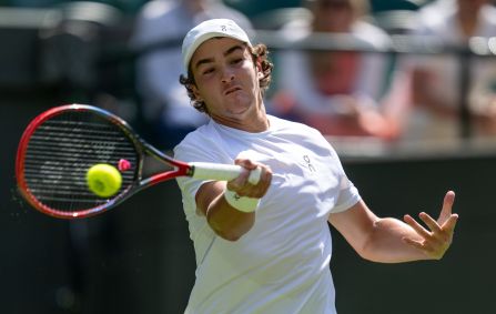 João Fonseca em ação na estreia em Wimbledon