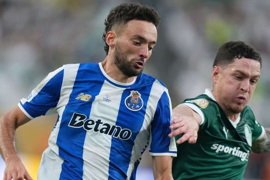 João Mário, lateral do Porto, em ação contra o Palmeiras