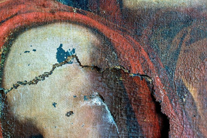 Detalhe do joelho de Hércules, com o maior rasgo da pintura • Cassia Davis/J. Paul Getty Trust