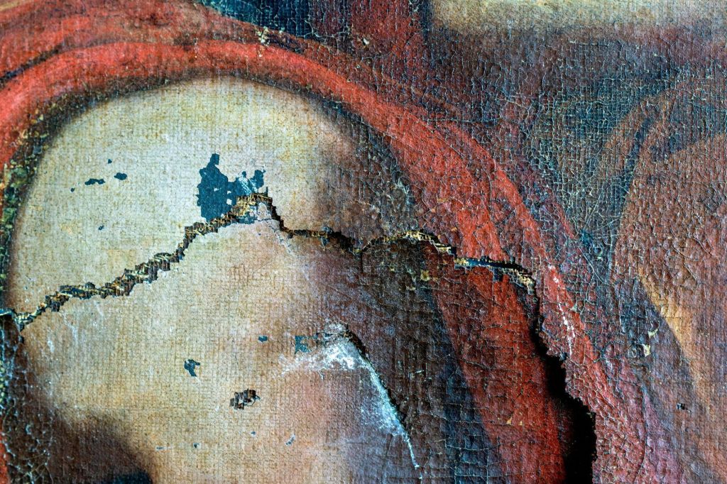 Detalhe do joelho de Hércules, com o maior rasgo da pintura
