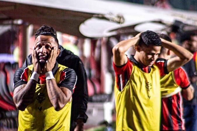Jogadores do Vitória e do Cruzeiro entram em desespero ao perceber fratura do tornozelo direito do lateral Jamerson