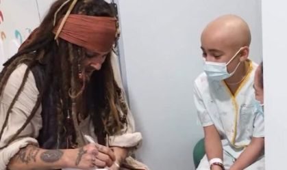Johnny Depp revive Jack Sparrow em visita a hospital infantil na Espanha