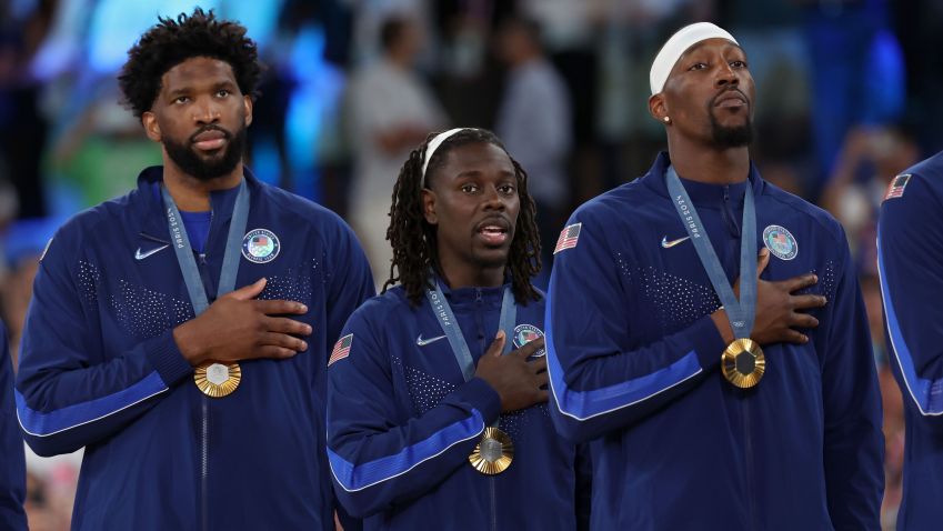 Jrue Holiday conquistou ouro com a seleção dos Estados Unidos em Paris-2024 • Foto: Ezra Shaw/Getty Images