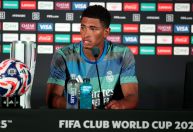 Bellingham critica qualidade dos gramados no Mundial: "A bola mal quica"