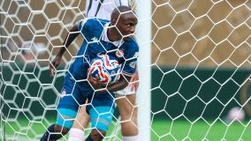 Lorch pega a bola após marcar gol do Wydad Casablanca contra a Juventus