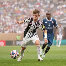 Francisco Conceição com a bola em Juventus x Wydad