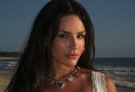 Kéfera relembra relacionamentos abusivos: "Com homem e mulher"