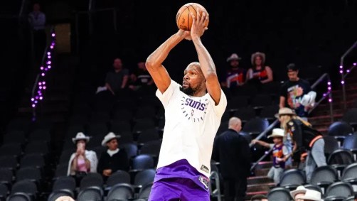 Kevin Durant durante aquecimento antes de jogo pelo Suns na temporada 2024/25 da NBA