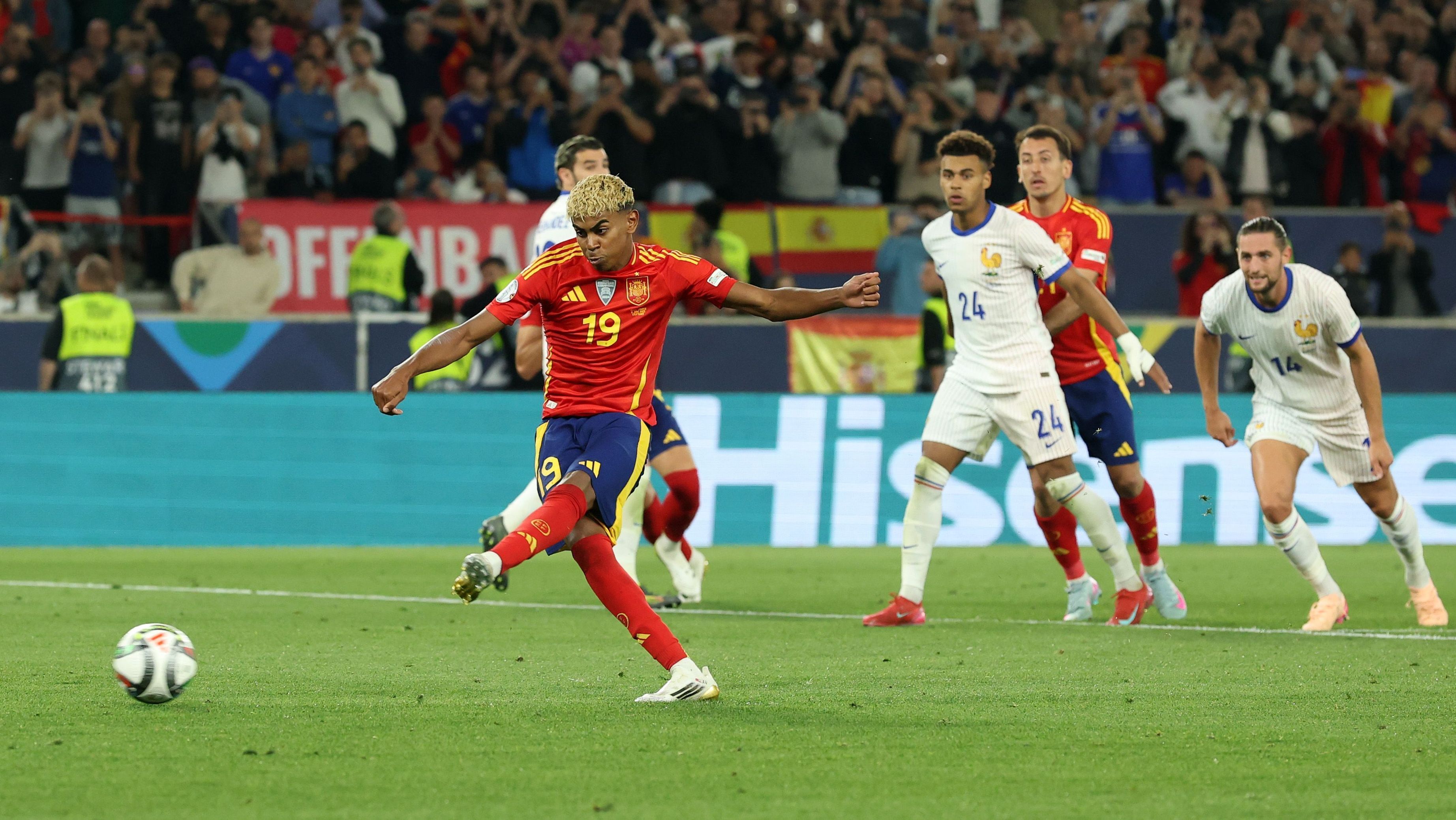 Lamine Yamal cobra pênalti para marcar um dos gols da Espanha sobre a França