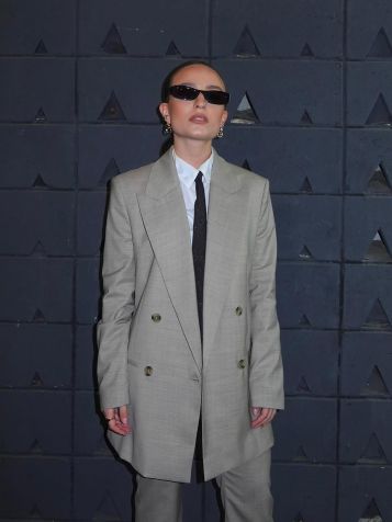 Veja como usar gravatas femininas • Instagram/Larissa Manoela