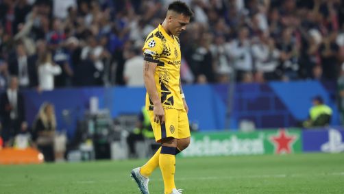 Capitão da Inter, Lautaro Martinez fica cabisbaixo após mais um gol do PSG